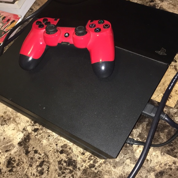 PS4 - Picture 2 of 4
